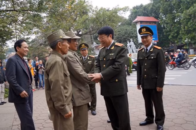 Thứ trưởng Bùi Văn Nam thăm hỏi động viên lực lượng bảo vệ dân phố Thủ đô.