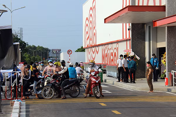 Hàng trăm người tập trung mua sắm tại siêu thị mới khai trương.