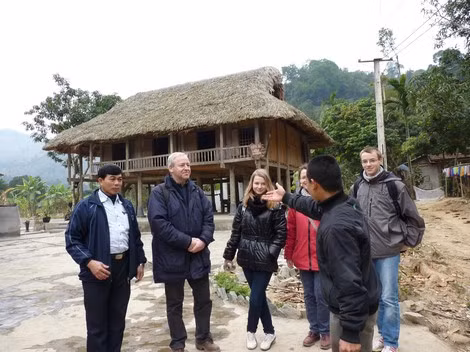 Hướng dẫn khách du lịch tại Sa Pa. Hướng dẫn khách du lịch tại Sa Pa.