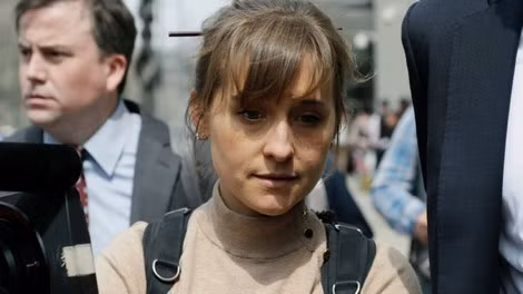 Tín đồ trung thành và kẻ chiêu mộ nạn nhân Allison Mack.