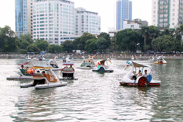 Trò đạp vịt thu hút khá đông người chơi. Cũng đã lâu rồi, Hồ Thủ Lệ mới chứng kiến nhiều vịt được du khách "đạp" như vậy.
