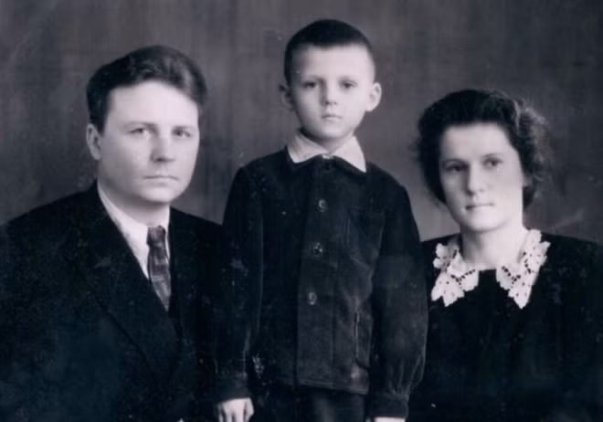 Ông Ligachev cùng vợ Zinaida và con trai Aleksandr, năm 1954