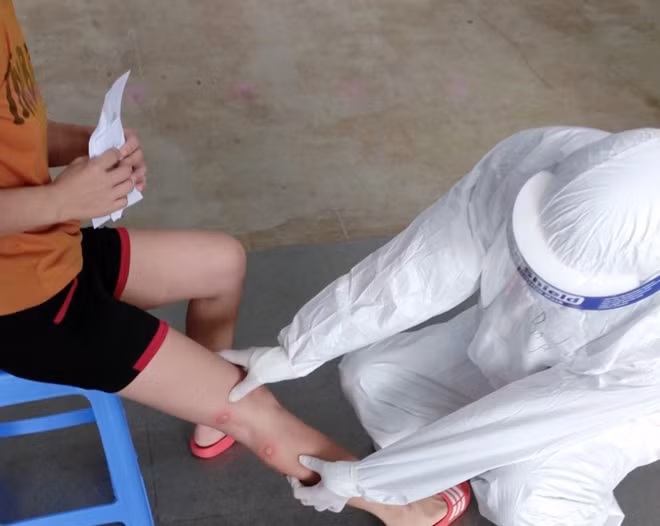 Được giao nhiệm vụ trực tiếp phụ trách đoàn cán bộ y tế tình nguyện CAND chi viện cho Bệnh viện Dã chiến số 2 tại Nhà thi đấu thể thao tỉnh Bắc Giang, Đại tá Nguyễn Thái Hưng - Phó Giám đốc Bệnh viện 19-8, Bộ Công an không khỏi lo lắng cho sức khỏe của CBCS trước tình hình thời tiết cực đoan những ngày qua.