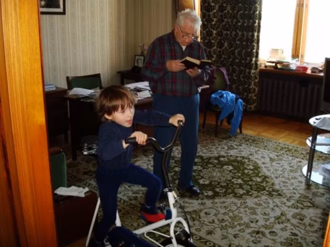Ông Ligachev cùng với chắt nội Egor, năm 2018.