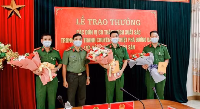 Chiều 25-5, Công an Hà Tĩnh tổ chức lễ trao thưởng các đơn vị có thành tích xuất sắc trong đấu tranh chuyên án triệt phá đường dây lừa đảo hàng nghìn người bán hàng online.