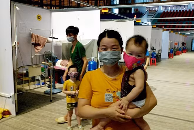 Đồng chí Phó Giám đốc chia sẻ: “Mấy hôm nay, trời nóng hầm hập thật khủng khiếp, nhiệt độ có lúc lên đến gần 40 độ C nhưng các y, bác sĩ làm nhiệm vụ vẫn phải bó mình trong những bộ đồ bảo hộ nilon khiến cơ thể càng thêm nóng bức…”.