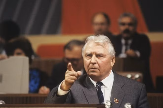 Ông Ligachev năm 1988 trong buổi họp có Yeltsin tham dự