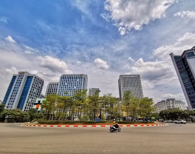 Hà Nội nắng nóng, trời oi bức. Hà Nội nắng nóng, trời oi bức.