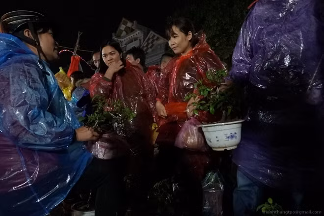 Cảnh mua bán tấp nập bên trong chợ Viềng.