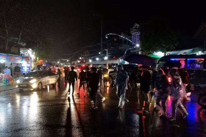 Mặc dù đêm mùng 7, rạng sáng 8 tháng Giêng chợ Viềng (Vụ Bản, Nam Định) mới khai hội, tuy nhiên, trước giờ chợ họp phiên chính nhiều tiếng đồng hồ, dòng người từ khắp nơi đã đổ về ken đặc các ngả đường.