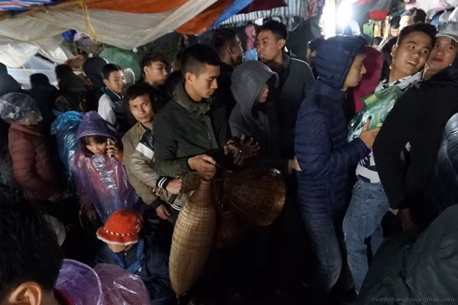 Dòng người ken đặc bên trong chợ Viềng vào tối 22-2.