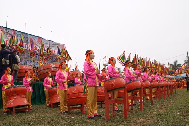 Đội trống làng Đọi Tam trình diễn chào mừng lễ hội Tịch điền.