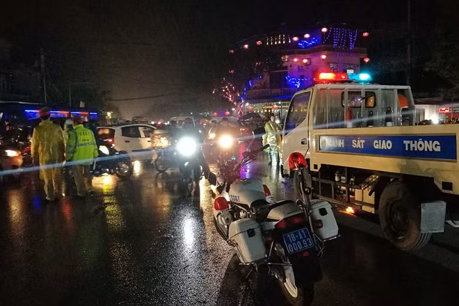 Để đảm bảo an ninh trật tự, ATGT, ngăn chặn các hành vi gây mất trật tự công cộng, cháy nổ… cho lễ hội này, Công an tỉnh Nam Định đã huy động tối đa lực lượng, phối hợp với công an các huyện và lực lượng TTGT, dân quân... tổ chức cắm chốt, phân luồng, hướng dẫn giao thông và đảm bảo an ninh trật tự.