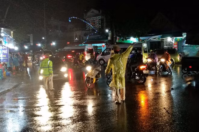 Càng về đêm, mưa càng nặng hạt khiến trời ngày một lạnh hơn khiến công tác điều tiết giao thông của lực lượng công an thêm vất vả và khó khăn.