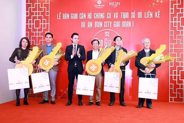 Những cư dân đầu tiên nhận chìa khóa Những cư dân đầu tiên nhận chìa khóa