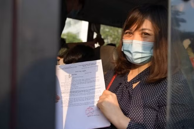 Một giáo viên với niềm vui khi được về nhà.