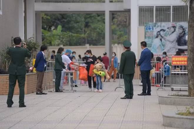 Sáng nay, 14/2 (mùng 3 Tết Tân Sửu) tất cả học sinh, phụ huynh, giáo viên trường Tiểu học Xuân Phương (Nam Từ Liêm, Hà Nội) đã được về nhà ăn Tết.