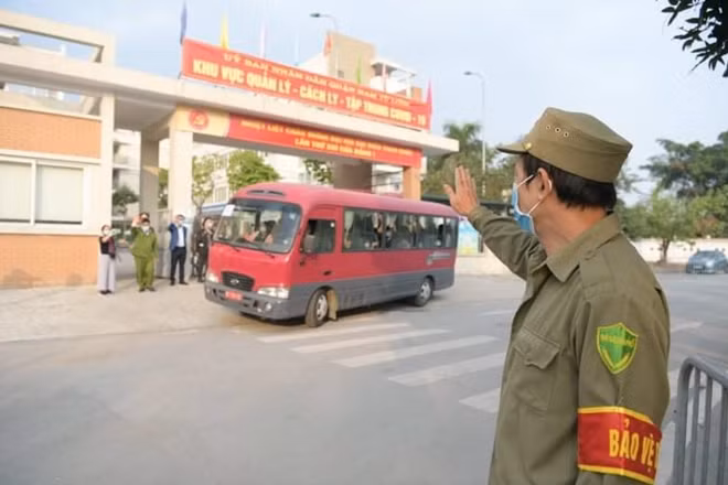 Những cái vẫy tay chào đầy tình cảm trong ngày 14/2, chứa chan nhiều cảm xúc đặc biệt với mỗi người...