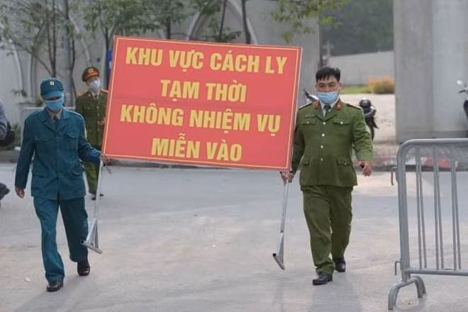 Trước đó vào tối 13/2, Y tế quận Nam Từ Liêm (Hà Nội), cho biết 109 mẫu xét nghiệm COVID-19 còn lại (gồm: 91 người là học sinh, cô giáo, phụ huynh và 18 người phục vụ) tại khu cách ly Trường Tiểu học Xuân Phương vừa được xét nghiệm lần thứ 3 và cho kết quả âm tính.