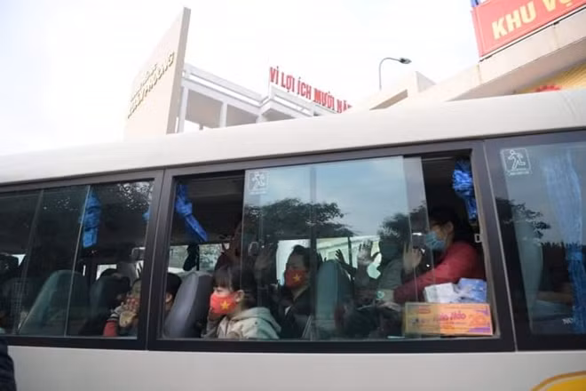 Các em học sinh và người thân trên chuyến xe đặc biệt rời khỏi khu cách ly.