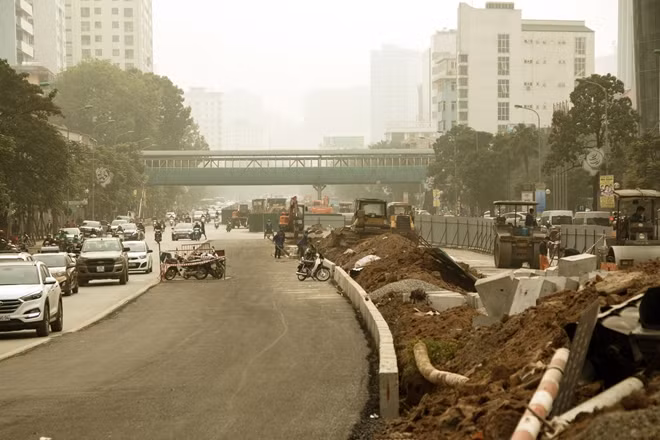 Trước sự bức thiết của việc giải tỏa áp lực giao thông trên đường Nguyễn Chí Thanh, UBND TP Hà Nội đã giao Sở Giao thông Hà Nội chỉnh trang, xén bớt dải phân cách để mở rộng lòng đường. Chiều rộng dải phân cách rộng trung bình 16-17m được xén xuống còn 4,5m, đảm bảo mỗi bên 5 làn đường so với 2 làn như hiện nay.