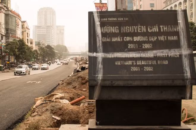 Đường Nguyễn Chí Thanh được khánh thành vào năm 2001 với chiều dài 1,8 km, cùng với đó là danh hiệu "Con đường đẹp nhất Việt Nam" do Bộ Giao Vận Tải bình chọn.