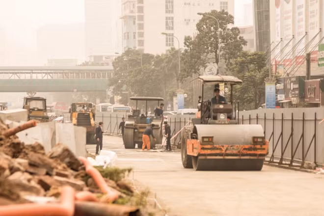 Đơn vị thi công huy động số lượng lớn phương tiện máy móc cùng công nhân thi công liên tục để khẩn trương hoàn thành dự án.