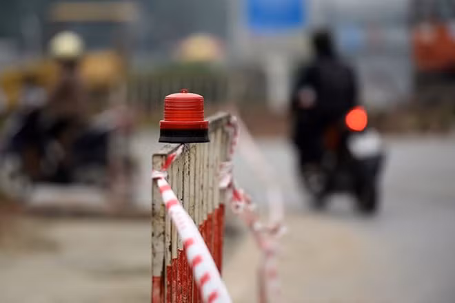 Đơn vị thi công tiến hành rào chắn và có cảnh báo nguy hiểm tới người và phương tiện di chuyển trên đường.