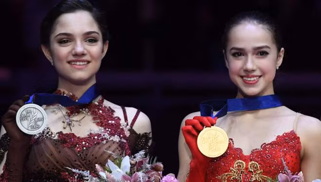 Zagitova cùng đàn chị Medvedeva trên bục nhận huy chương.