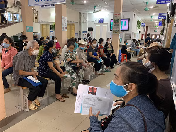 Nắng nóng, nhiều người mắc viêm phổi tới khám tại Bệnh viện Đa khoa Xanh Pôn. Nắng nóng, nhiều người mắc viêm phổi tới khám tại Bệnh viện Đa khoa Xanh Pôn.