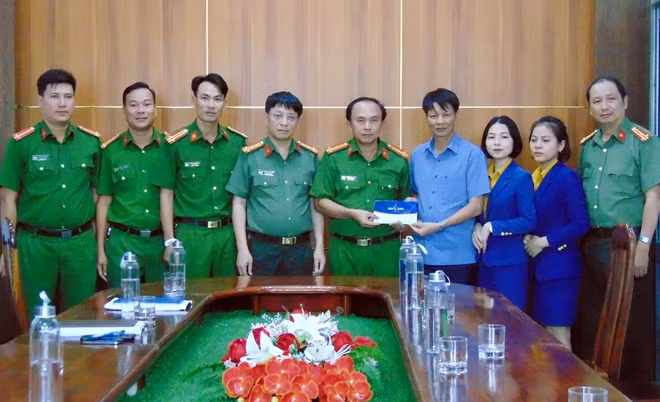 Đại tá Phạm Khải cùng ông Bùi Văn Tiến, Phó Tổng giám đốc Công ty TNHH thẩm mỹ viện Ngọc Dung tặng quà CBCS Phòng Cảnh sát Phòng cháy chữa cháy và cứu nạn cứu hộ Công an tỉnh Quảng Nam.