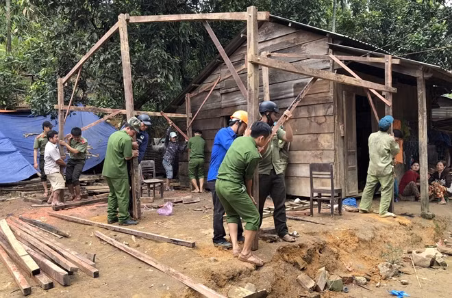Lực lượng Công an tại tỉnh Quảng Nam giúp người dân dựng lại nhà sau bão.