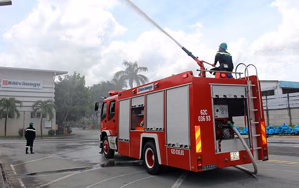 Xe chữa cháy của Công ty TNHH Cơ khí Công nông nghiệp Bùi Văn Ngọ diễn tập phương án chữa cháy.