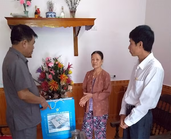 Ông Dương Như Hợi Phó Chủ tịch UBND phường Thắng Lợi ( TP Sông Công, Thái Nguyên) và ông Vũ Văn Trường tới thăm, trao quà cho các gia đình người có công