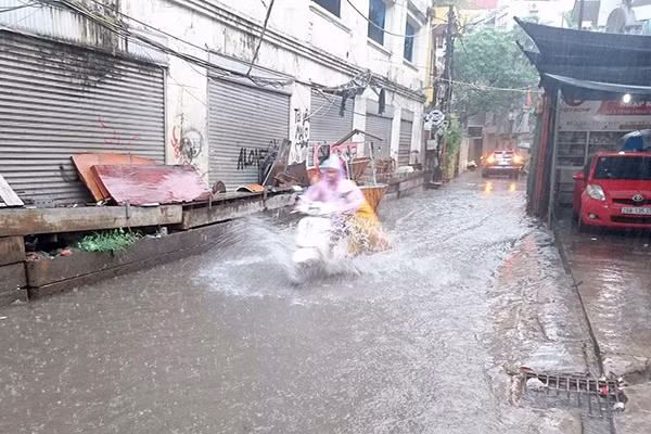 Một con hẻm trên phố Liễu Giai cũng trong tình trạng "thất thủ". Người dân buộc phải tăng ga lao nhanh qua "biển nước" để đi làm. Một con hẻm trên phố Liễu Giai cũng trong tình trạng "thất thủ". Người dân buộc phải tăng ga lao nhanh qua "biển nước" để đi làm.