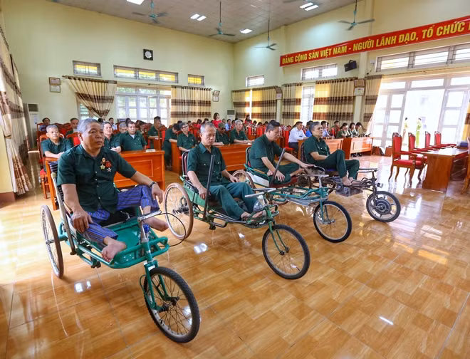 Chương trình đầy ý nghĩa có sự tham dự của Thiếu tướng Bùi Văn Đức, Phó Cục trưởng Cục Kỹ thuật nghiệp vụ; Đại tá Bùi Xuân Phong, Phó Cục trưởng Cục An ninh điều tra; Thượng tá Cù Gia Quảng, Phó Cục trưởng Cục Ngoại tuyến; Thượng tá Nguyễn Hữu Phước, Phó Giám đốc Công an tỉnh Phú Thọ; đại diện lãnh đạo UBND thị xã Phú Thọ cùng cán bộ chiến sĩ các đơn vị thuộc Cụm thi đua số 1, Bộ Công an và các thương bệnh binh, thân nhân liệt sỹ, người có công với cách mạng trên địa bàn tỉnh Phú Thọ.