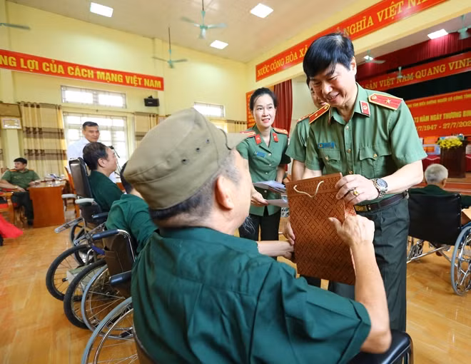 Thiếu tướng Bùi Văn Đức đã thăm hỏi, gửi lời chúc sức khỏe tới các đồng chí thương, bệnh bày tỏ lòng biết ơn sâu sắc đối với những cống hiến, hy sinh to lớn của các thương, bệnh binh đã giành lại độc lập, tự do cho dân tộc. Đồng chí khẳng định, trong những năm qua Đảng, Nhà nước đặc biệt coi trọng công tác đền ơn đáp nghĩa; sự hy sinh, mất mát của các thương binh, bệnh binh đã góp phần quan trọng trong sự nghiệp giải phóng dân tộc, thống nhất Đất nước. Mong muốn cán bộ, nhân viên của Trung tâm phải luôn đoàn kết, thống nhất, nuôi dưỡng, chăm sóc thương binh, bệnh binh ngày càng tốt hơn.
