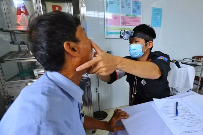 Các cựu chiến binh lần lượt được các bác sĩ thăm khám tổng quát, nội khoa, tim mạch, làm các xét nghiệm, siêu âm cần thiết, được hướng dẫn theo dõi, chăm sóc sức khỏe; nếu có chỉ định về bệnh tim mạch, xương khớp…sẽ được hướng dẫn điều trị, theo dõi tại phòng khám định kỳ hoặc về viện TW.