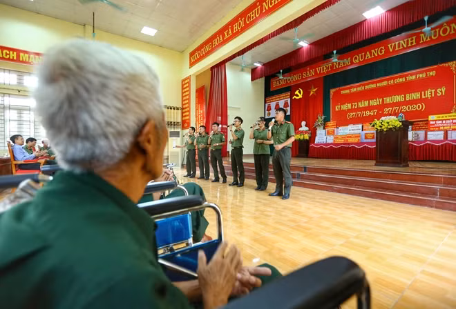 Đến thăm Trung tâm điều dưỡng người có công tỉnh, đoàn Công tác đã tặng quà cho tập thể Trung tâm và 30 suất quà cho các thương, bệnh binh đang được điều trị, chăm sóc tại trung tâm.