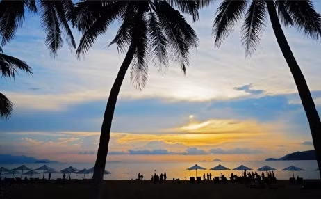 Bình minh trên Vịnh Nha Trang. Ảnh: Minh Ngọc
