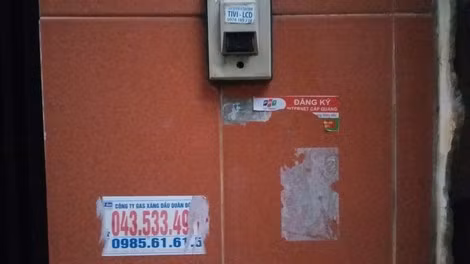 Nhiều nhà dân ốp gạch men tường ngoài nhưng vẫn bị rác quảng cáo tấn công. Nhiều nhà dân ốp gạch men tường ngoài nhưng vẫn bị rác quảng cáo tấn công.