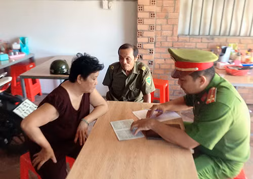 Công an huyện Đất Đỏ đến tận nơi cập nhật thông tin khi người dân đăng ký qua trang zalo. Công an huyện Đất Đỏ đến tận nơi cập nhật thông tin khi người dân đăng ký qua trang zalo.