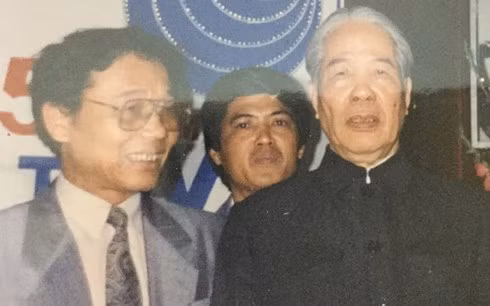 Tổng Bí thư Đỗ Mười nghe giới thiệu Quy hoach phủ sóng Phát thanh toàn quốc trong một lần tới thăm Đài TNVN