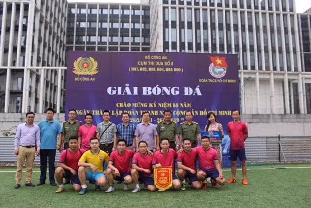 Ban Tổ chức trao giải Nhì cho Cục quản lý xây dựng và doanh trại
