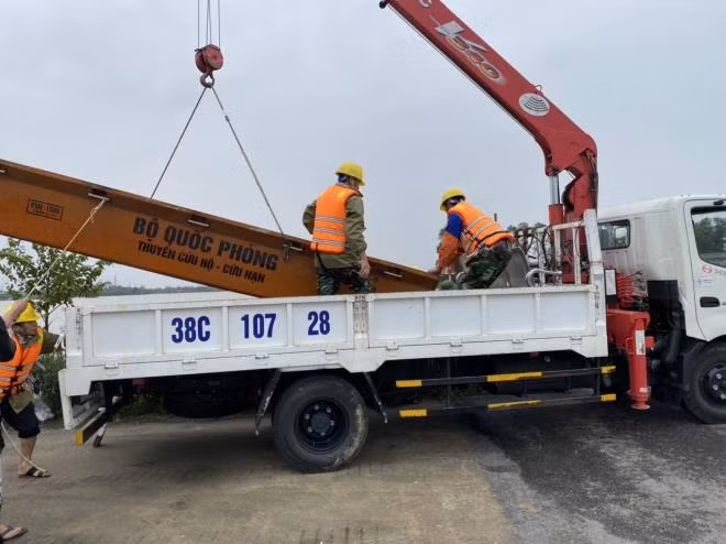 Xe chở thuyền cứu hộ đi vào vùng ngập sâu
