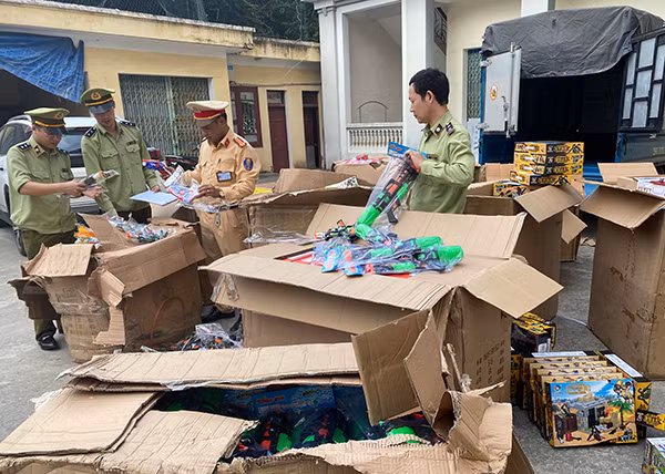 Số đồ chơi nguy hiểm vừa bị lực lượng CSGT thu giữ
