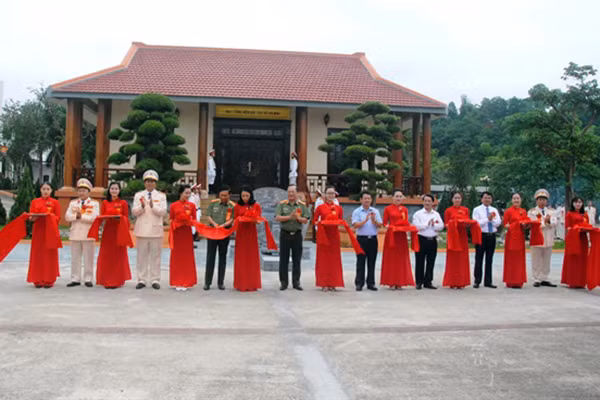 Lễ khánh thành nhà tưởng niệm Chủ tịch Hồ Chí Minh và nhà truyền thống Công an tỉnh Lào Cai.
