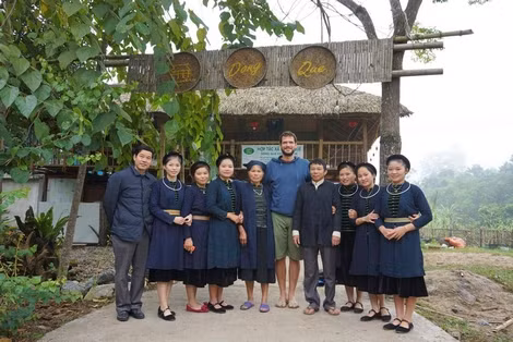 Các thành viên trong HTX Đồng Quê chụp ảnh lưu niệm với du khách.