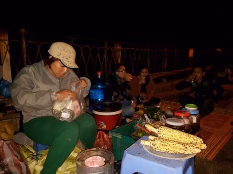 Những chị bán hàng kiếm ăn giữa đêm.