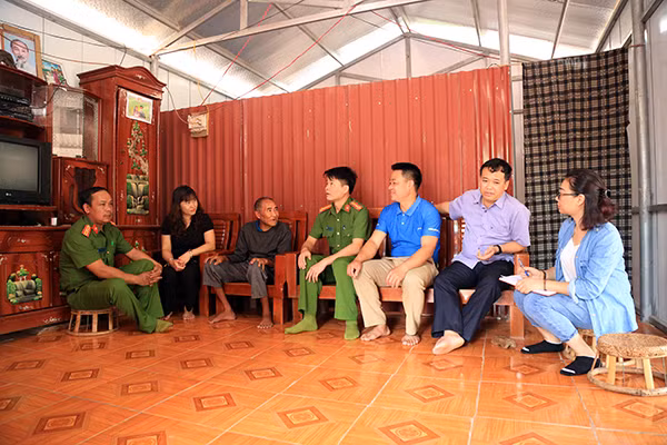 Công an xã Sín Thầu, Công an huyện Mường Nhé cùng các ban, ngành địa phương thăm hỏi gia đình một hộ nghèo vừa được nhận nhà mới tại bản cực Tây Tổ quốc A Pa Chải